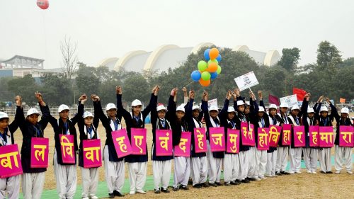 school children form a human chain in support of Jal-Jivan Harilyali